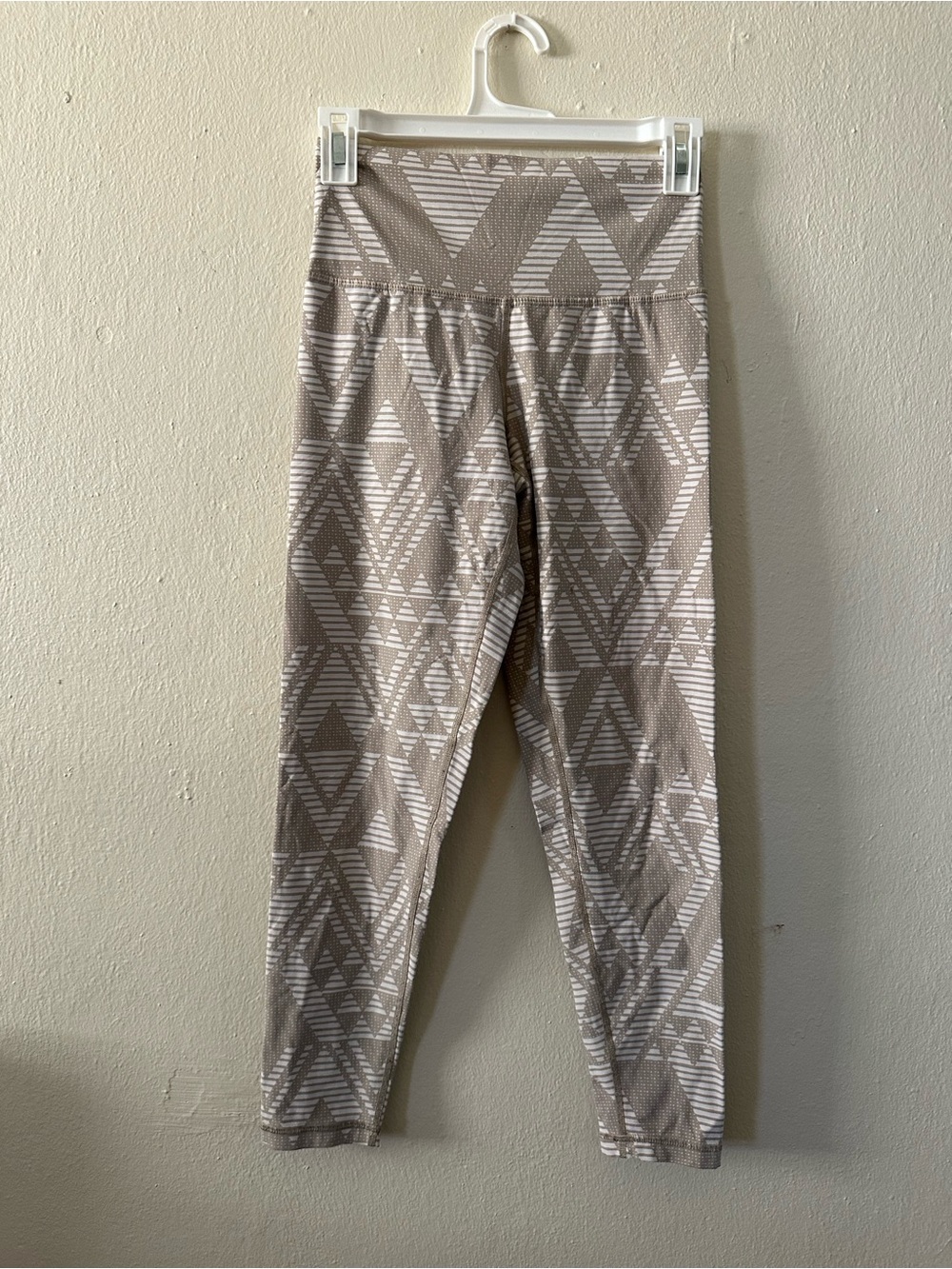 aerie Tan and White Geometric Leggings
